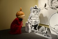 フォトスポットを眺めるリトルミイ。