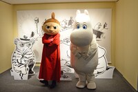 フォトスポットにて記念撮影するリトルミイ（左）とムーミン（右）。