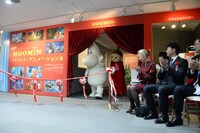 ムーミンとリトルミイがオープニングセレモニーに姿を見せる様子。
