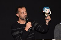 ズッキーニの人形を手に持つクロード・バラス。