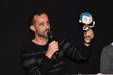 ズッキーニの人形を手に持つクロード・バラス。