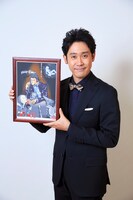 モンキー・パンチが描いたイメージビジュアルを持つ大泉洋。