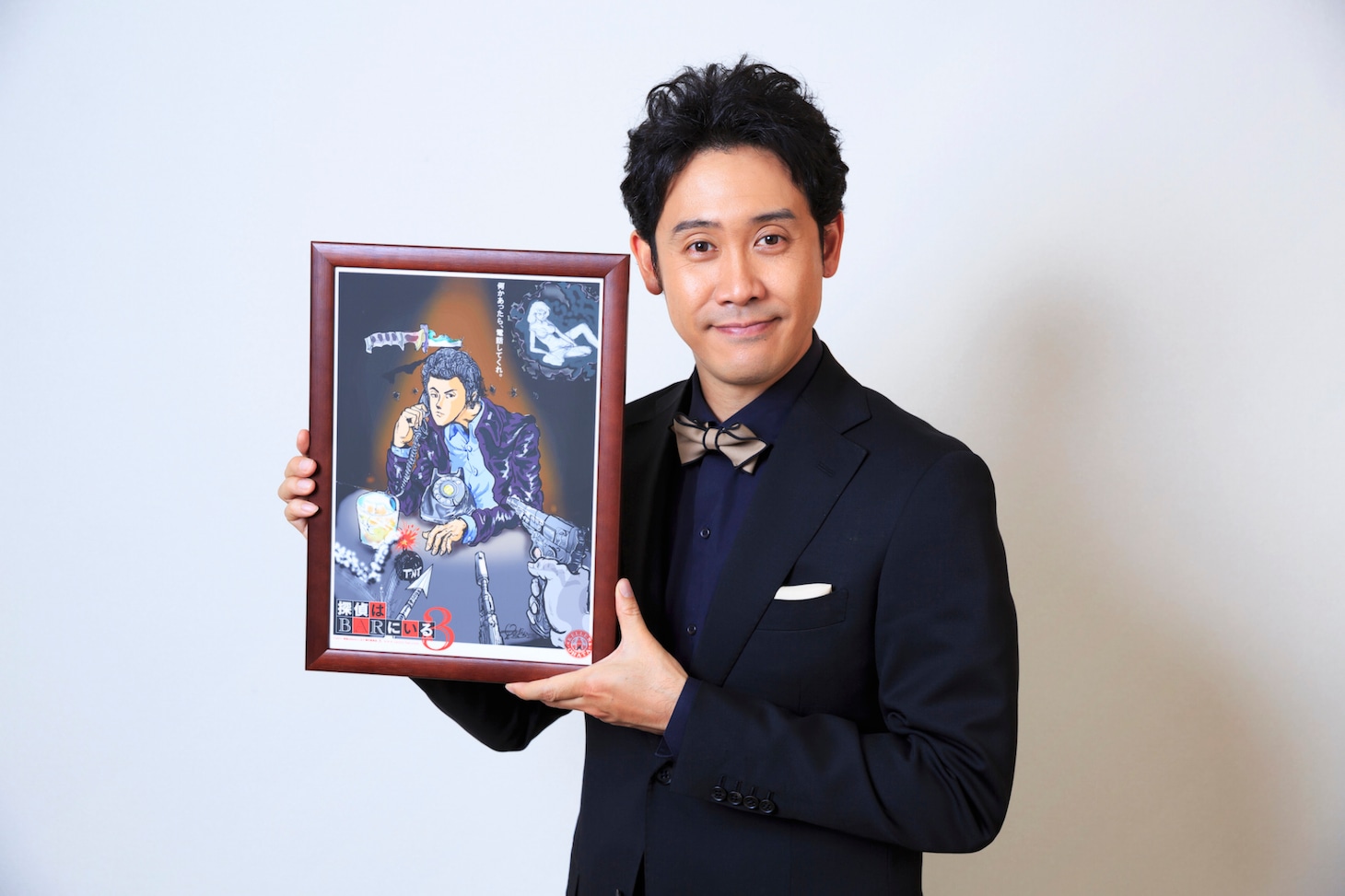 モンキー・パンチが描いたイメージビジュアルを持つ大泉洋。