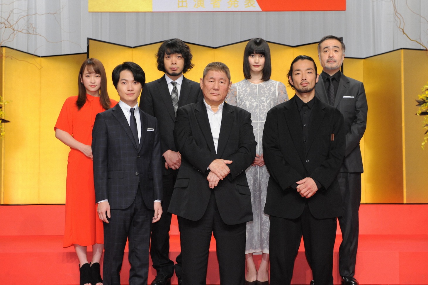 「いだてん ～東京オリムピック噺～」会見の様子。後列左から川栄李奈、峯田和伸、橋本愛、松尾スズキ。前列左から神木隆之介、ビートたけし、森山未來。（写真提供：NHK）