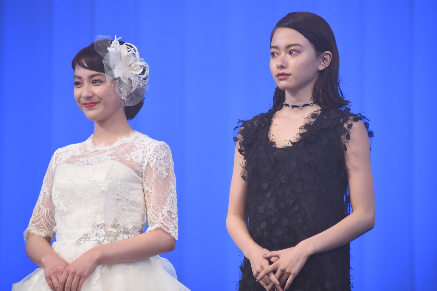 左から平祐奈、山本舞香。