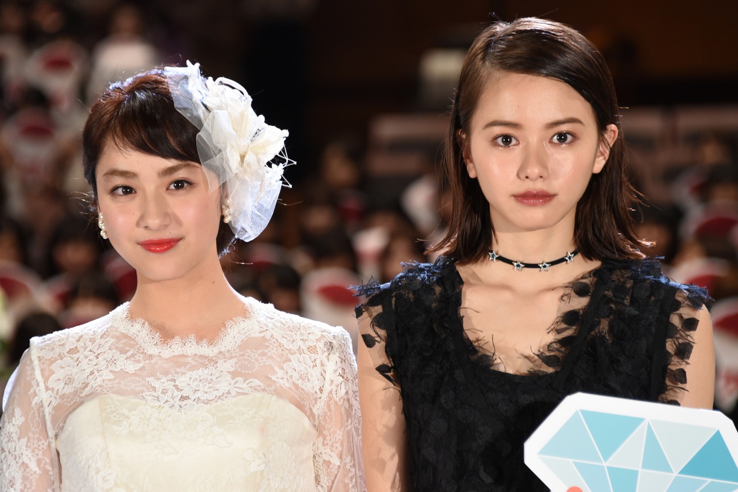 「未成年だけどコドモじゃない」完成披露試写会の様子。左から平祐奈、山本舞香。