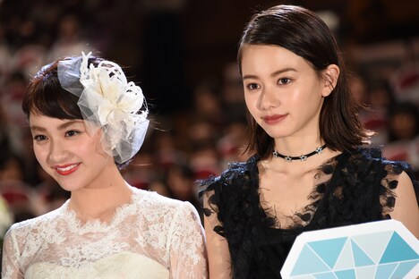 「未成年だけどコドモじゃない」完成披露試写会の様子。左から平祐奈、山本舞香。