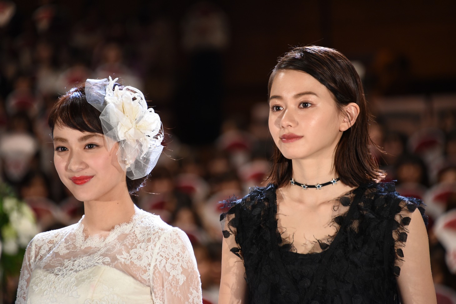 「未成年だけどコドモじゃない」完成披露試写会の様子。左から平祐奈、山本舞香。