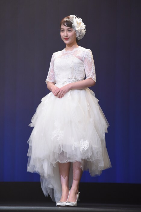 中島健人と知念侑李の到着を待つ平祐奈。