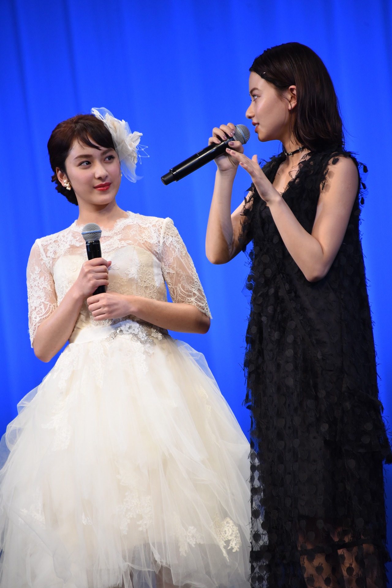 左から平祐奈、山本舞香。