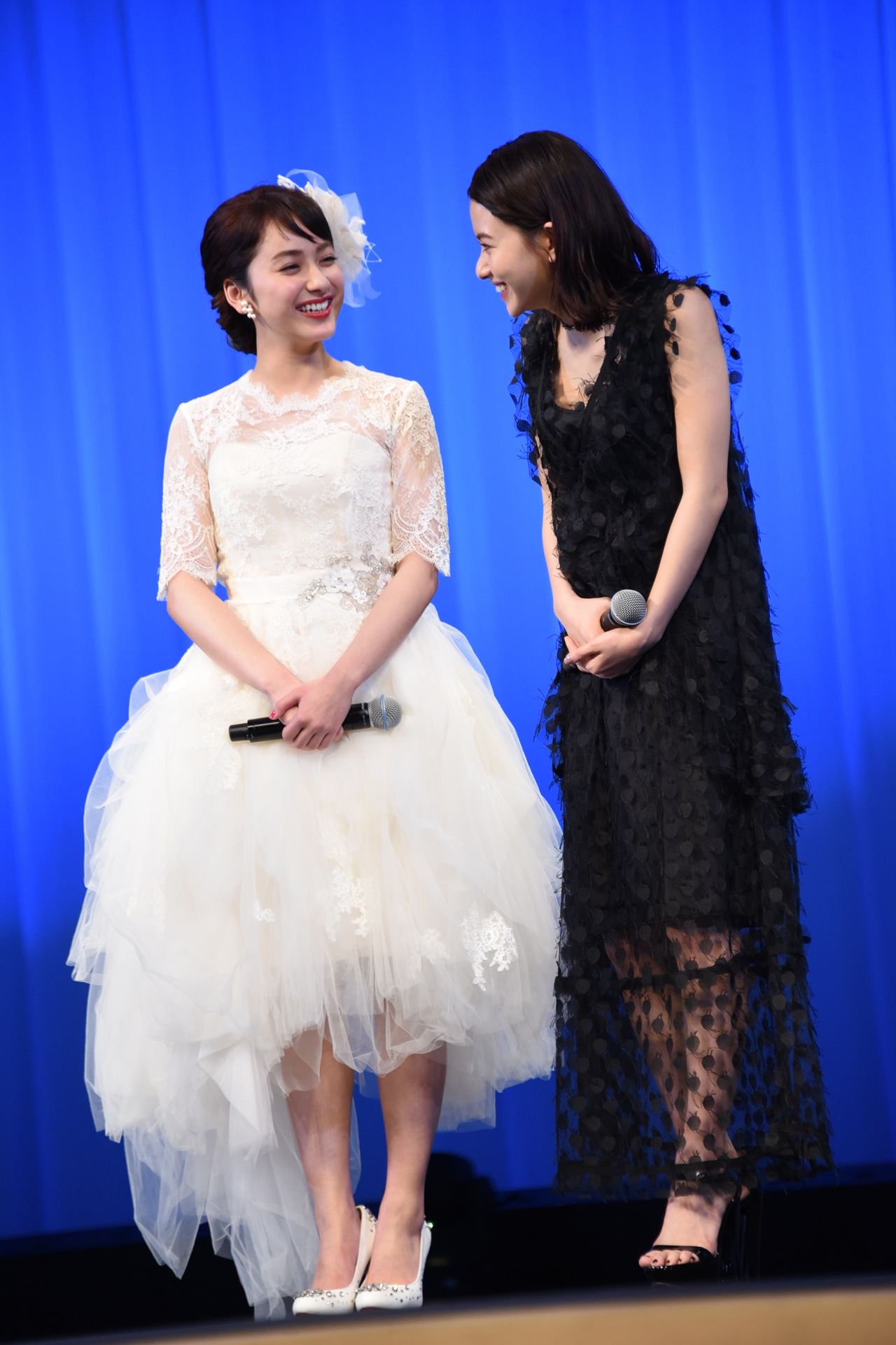 左から平祐奈、山本舞香。