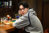 「探偵はBARにいる3」より、松田龍平演じる高田。