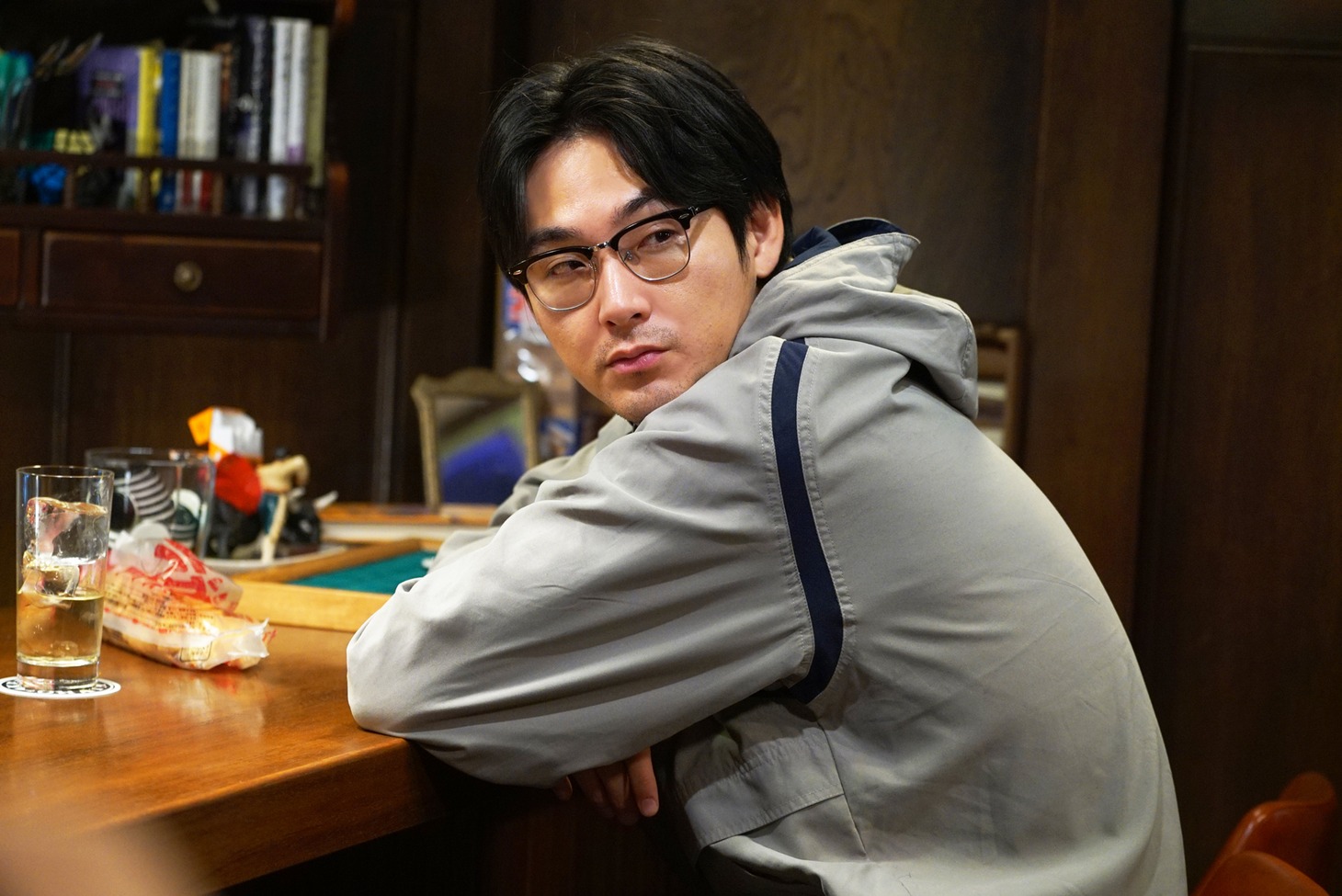 「探偵はBARにいる3」より、松田龍平演じる高田。