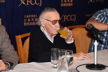 ジュースを飲むスタン・リー。