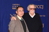「東京コミックコンベンション 2017」実行委員長の胸組光明（左）、スタン・リー。