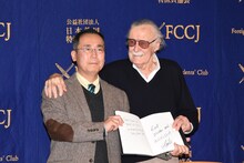 「東京コミックコンベンション 2017」実行委員長の胸組光明（左）、スタン・リー。
