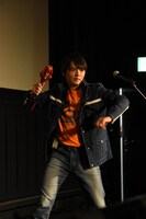 変身を披露する濱田龍臣。