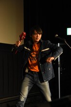 変身を披露する濱田龍臣。