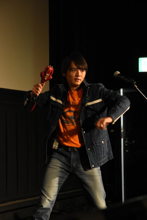 変身を披露する濱田龍臣。