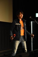 変身を披露する濱田龍臣。