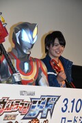 左からウルトラマンジード ウルティメイトファイナル、濱田龍臣。