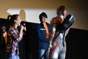 ウルトラマンジード ウルティメイトファイナル（右）と握手する濱田龍臣（中央）。