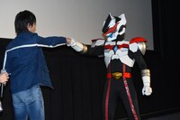 左から濱田龍臣、ドンシャイン。