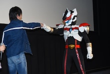 左から濱田龍臣、ドンシャイン。