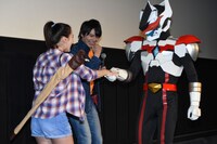 ドンシャインの登場に喜ぶ濱田龍臣（中央）。