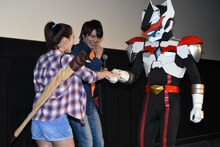 ドンシャインの登場に喜ぶ濱田龍臣（中央）。