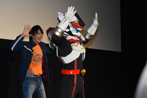 ドンシャインのポーズをまねる濱田龍臣（左）。