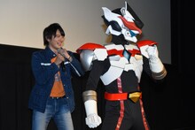 ドンシャインのポーズをまねる濱田龍臣（左）。