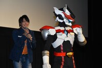 ドンシャインの登場に喜ぶ濱田龍臣（左）。