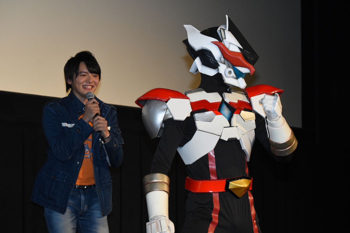 ドンシャインの登場に喜ぶ濱田龍臣（左）。