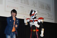 「ウルトラマンジード」のBlu-ray BOXを買ってもらえることになり喜ぶ濱田龍臣（左）とドンシャイン（右）。