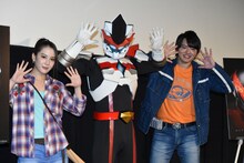 左から山本千尋、ドンシャイン、濱田龍臣。