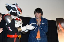 ドンシャインに尊敬のまなざしを送る濱田龍臣（右）。