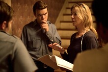 「デトロイト」撮影現場より、キャスリン・ビグロー（右）。