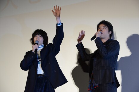 「映画5回以上観た人？」と観客に訊く菅田将暉（左）と桐谷健太（右）。