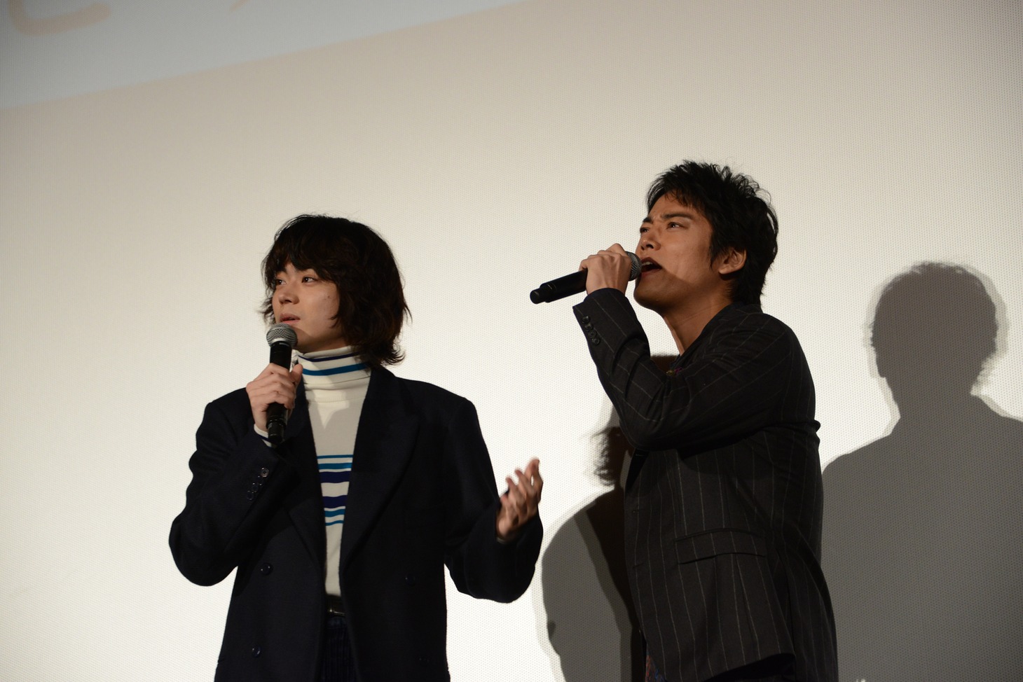 「浅草キッド」の前に自身の楽曲「海の声」を急に熱唱し始める桐谷健太（右）。