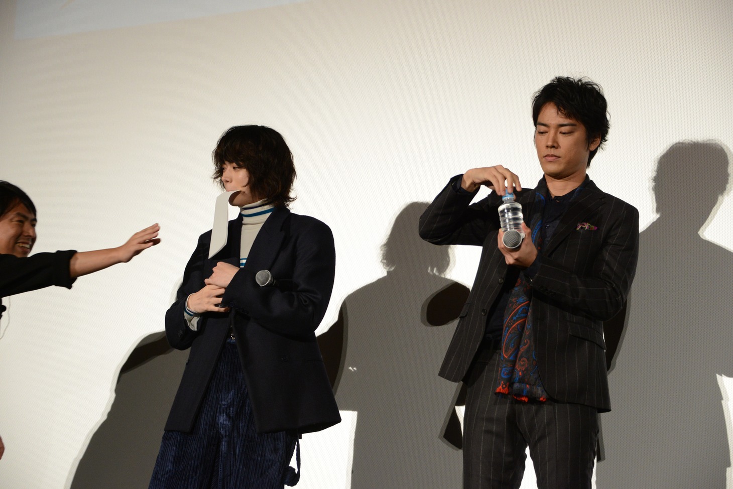 「浅草キッド」を歌う前に水を飲む菅田将暉（左）と桐谷健太（右）。