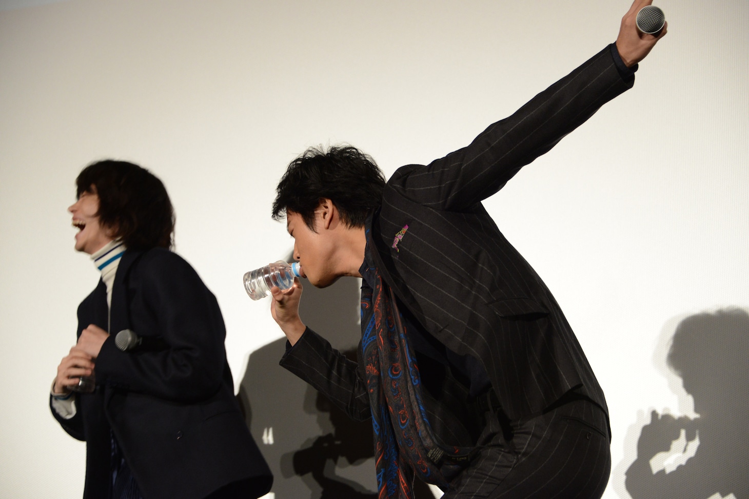 「浅草キッド」を歌う前に水を飲む菅田将暉（左）と桐谷健太（右）。