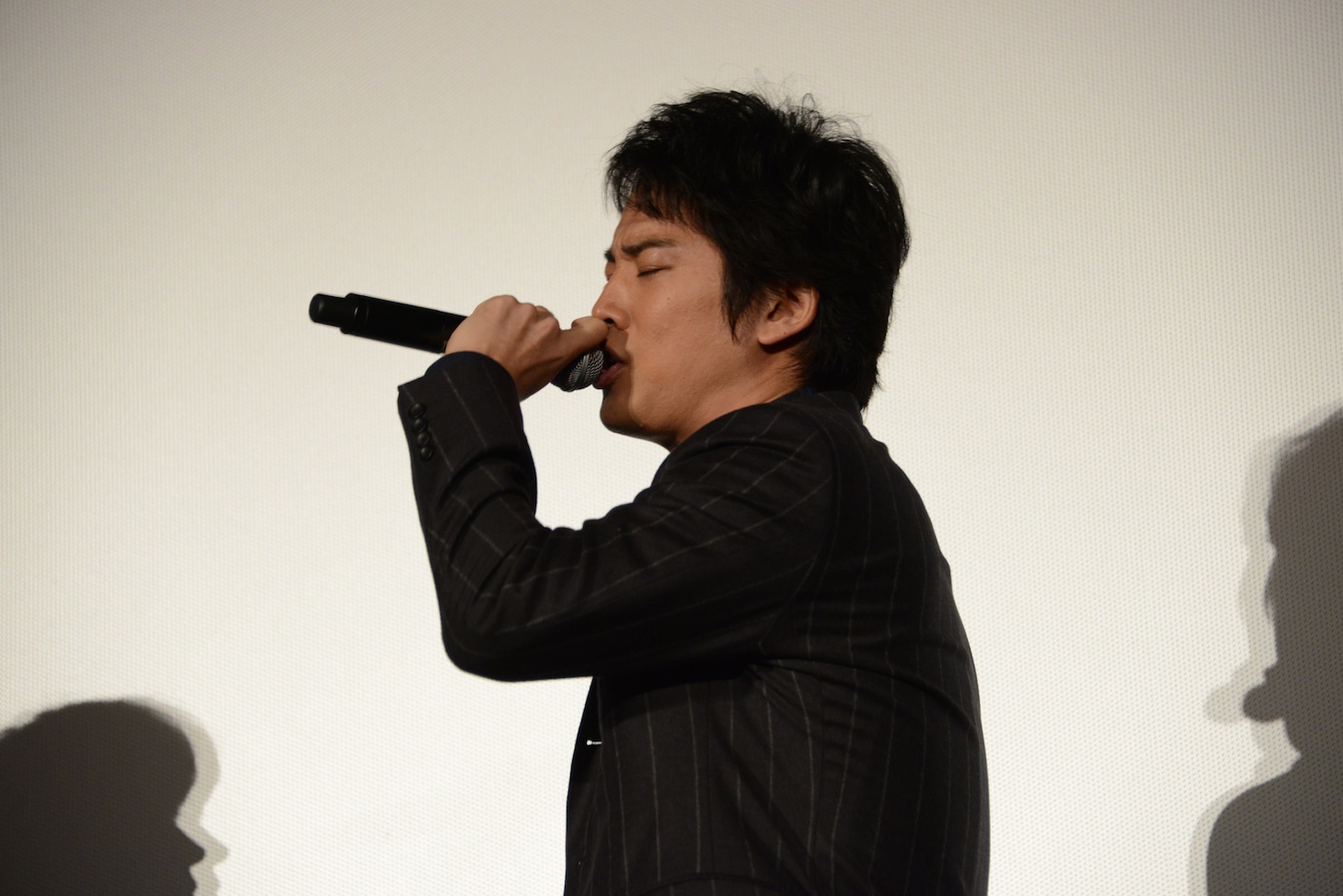 「浅草キッド」を熱唱する桐谷健太。