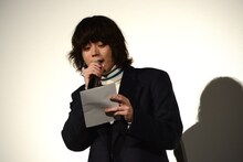 カンペを読みながら「浅草キッド」を歌う菅田将暉。