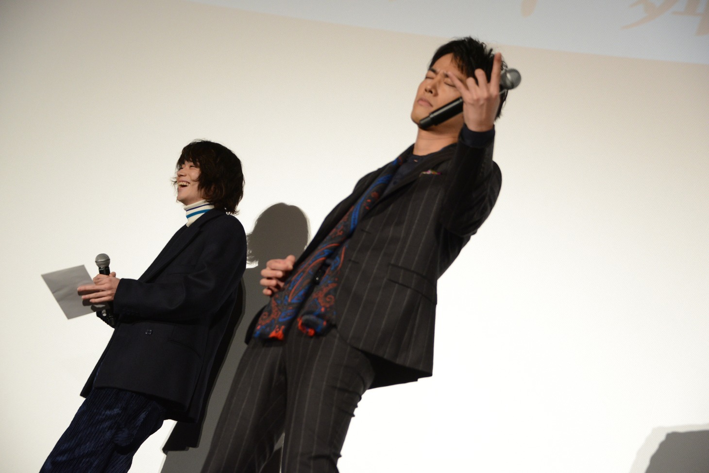 「浅草キッド」のギターソロパートでエアギターを披露する桐谷健太（右）。