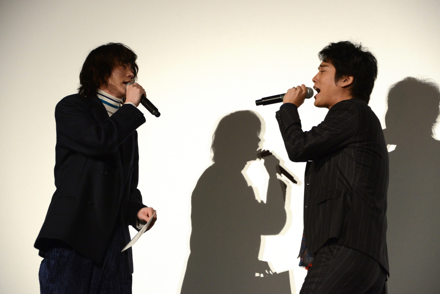 「浅草キッド」を熱唱する菅田将暉（左）と桐谷健太（右）。