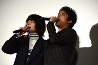 「浅草キッド」を熱唱する菅田将暉（左）と桐谷健太（右）。
