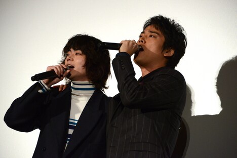 「浅草キッド」を熱唱する菅田将暉（左）と桐谷健太（右）。