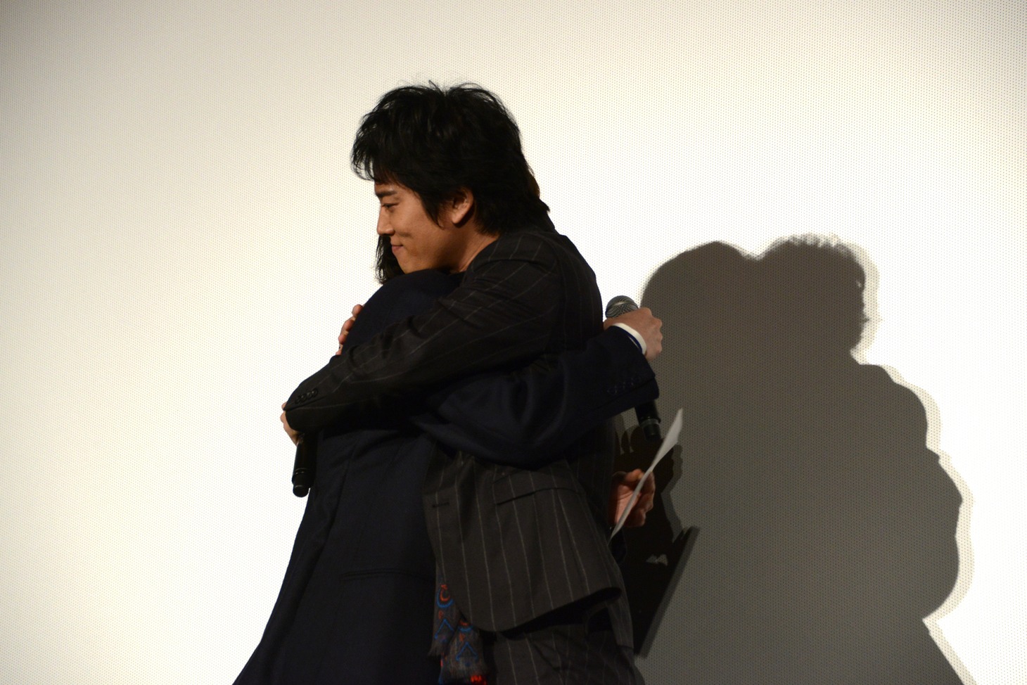抱きしめ合う菅田将暉（左）と桐谷健太（右）。