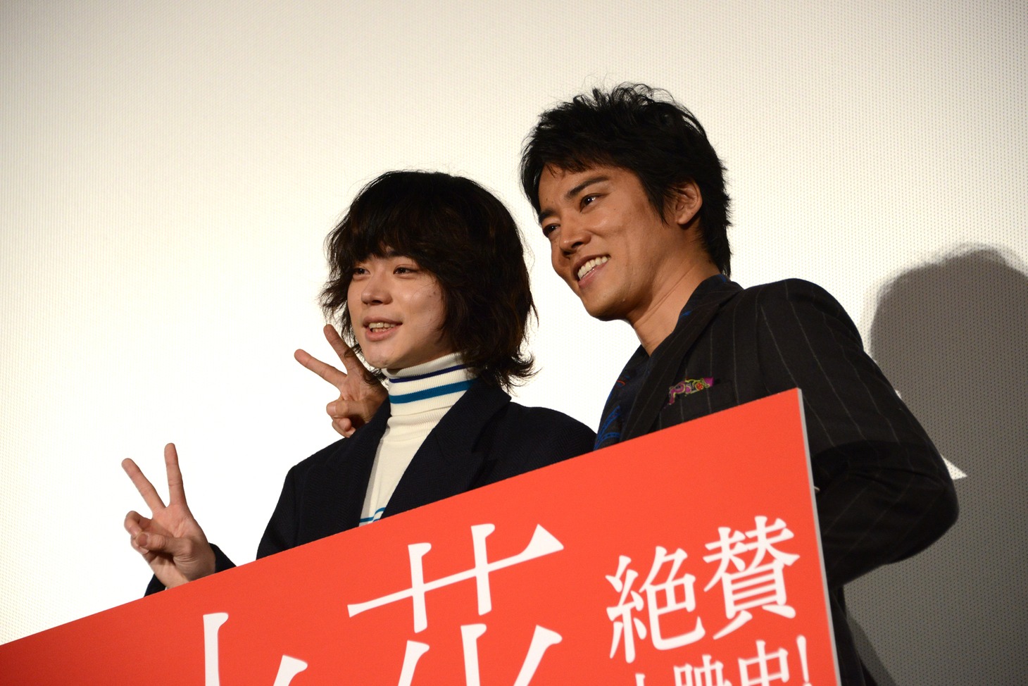「火花」大ヒット御礼舞台挨拶の様子。左から菅田将暉、桐谷健太。